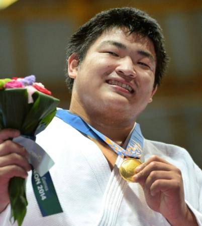 　柔道男子１００キロ超級、金メダルを手に、笑顔を見せる王子谷剛志（撮影・佐藤雄太朗）