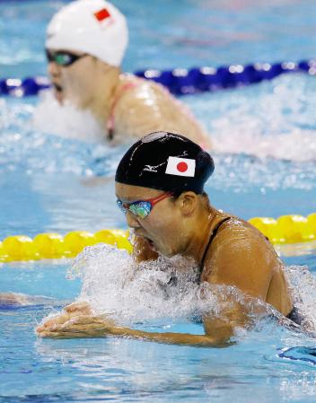 　女子２００メートル平泳ぎ決勝　２分２１秒８２で優勝した渡部香生子（共同）