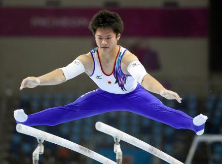 　男子個人総合決勝　神本雄也の平行棒＝仁川（共同）