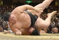 稀勢の里“大関対決”で痛い２敗目