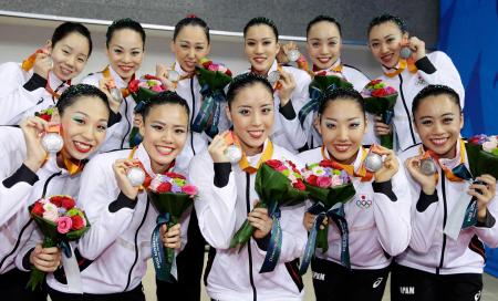 　フリーコンビネーションの銀メダルを手に笑顔の日本（共同）