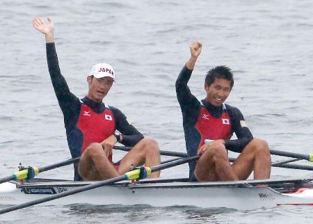 　ボート男子軽量級ダブルスカルで金メダルを獲得し、喜ぶ須田貴浩選手（左）と大元英照選手＝２４日、韓国・忠州（共同）