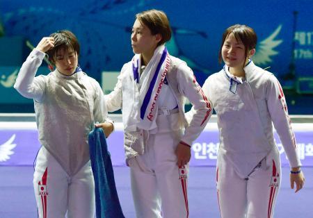　女子フルーレ団体準決勝で韓国に敗れた（左から）宮脇、西岡、柳岡＝高陽（共同）