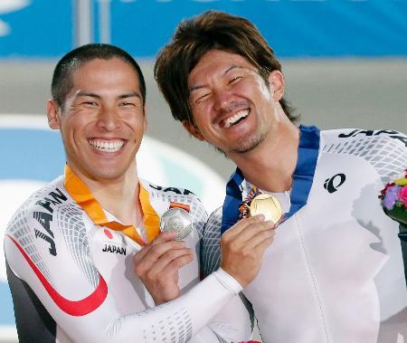　男子スプリントで優勝し、２位の河端朋之（左）とメダルを手にする中川誠一郎＝仁川（共同）