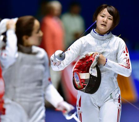 　女子フルーレ団体準決勝で韓国選手（左）に敗れた柳岡＝高陽（共同）