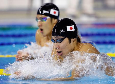 　アジア大会の競泳男子４００メートル個人メドレーで、４分７秒７５の大会新記録で優勝した萩野公介。奥は３位の瀬戸大也（共同）