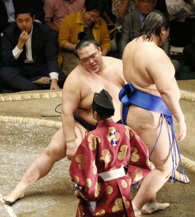 　逸ノ城（右）にはたき込みで敗れた稀勢の里