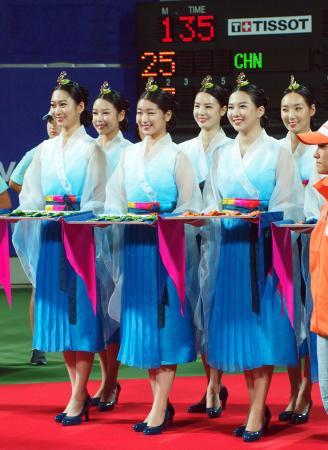 　仁川アジア大会でテニス女子団体の表彰式に臨む学生ら＝２４日、韓国・仁川（共同）