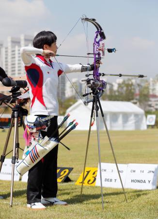 　女子コンパウンド個人２回戦に出場した本多由美子＝仁川（共同）