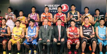　新シーズンに向けて開かれた記者会見で並んだバスケットボール男子ｂｊリーグの選手ら＝２５日午後、東京都内のホテル