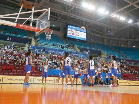 　バスケットボール女子で試合開始時刻にカタール代表が現れず、練習するネパール代表＝２５日、韓国・仁川（ロイター＝共同）