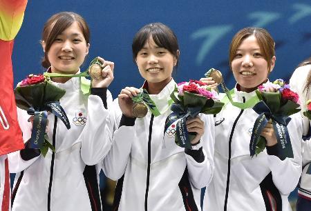 　女子エペ団体で３位になり、銅メダルを手に笑顔の（左から）山田、大橋、下大川＝高陽（共同）