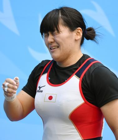 　女子７５キロ級　ジャークの３回目で１１６キロを失敗し、悔しそうな表情の藤田真奈美＝仁川（共同）