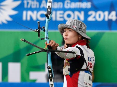 　女子リカーブ個人　準々決勝で矢を放つ早川漣＝仁川（共同）