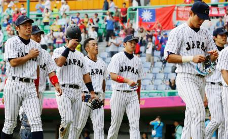 　仁川アジア大会の準決勝で台湾に敗れ、肩を落とし引き揚げる野球の日本代表＝２７日、韓国・仁川（共同）