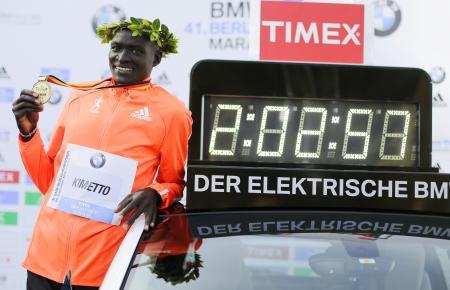 　ベルリン・マラソンで２時間２分５７秒の世界新で優勝したケニアのデニス・キメット（ＡＰ＝共同）