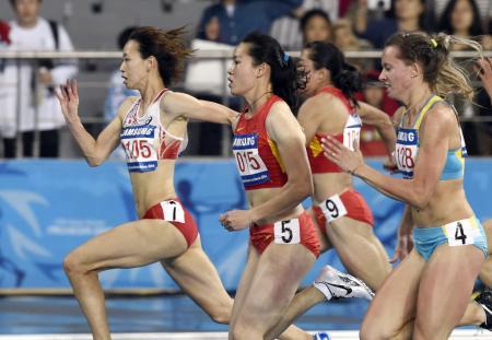 　女子１００メートル決勝　（左から）１１秒４９で２位になった福島千里、１１秒４８で優勝した中国の韋永麗＝仁川（共同）