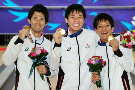 　男子トリオ戦で優勝し、金メダルを手にする日本Ａの（左から）和田、佐々木、安里＝安養（共同）