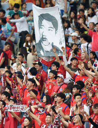 　仁川アジア大会のサッカー男子日韓戦の会場で、試合前に掲げられた安重根の肖像画を描いた幕＝２８日、韓国・仁川（共同）