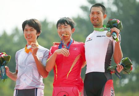　男子マウンテンバイクのクロスカントリーで銅メダルを獲得した山本幸平（右）＝仁川（ゲッティ＝共同）