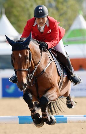 　障害飛越個人で銀メダルを獲得した平尾賢＝仁川（共同）