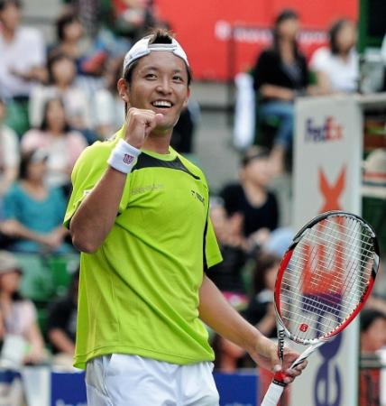 強豪のスタン・ワウリンカをやぶり、笑顔でガッツポーズする伊藤竜馬＝東京・有明コロシアム（撮影・吉澤敬太）