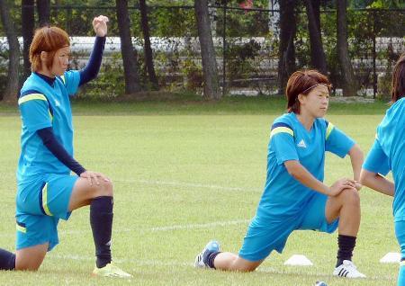 　サッカー女子決勝の北朝鮮戦を控え、調整する宮間（右）、北原ら＝仁川（共同）