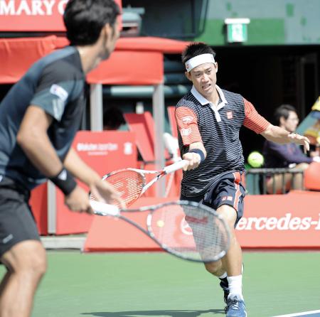 　内山靖崇（左）と息のあったプレーを見せる錦織圭