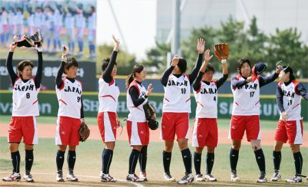 　台湾に勝利し、喜ぶ上野（右から２人目）ら日本ナイン＝仁川（共同）