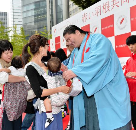 　赤ちゃんに笑顔で手を振る逸ノ城（右）＝撮影・園田高夫