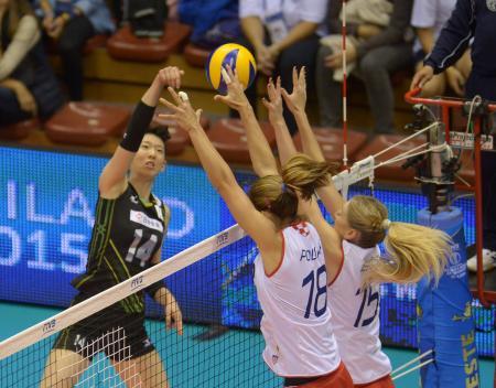 　２次リーグのクロアチア戦でスパイクを放つ江畑＝トリエステ（ゲッティ＝共同）