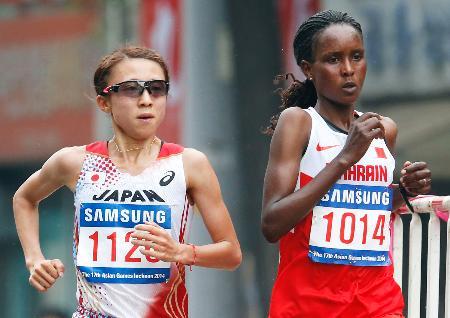　女子マラソン　中間点を過ぎた付近でトップを並走する木崎良子（左）とバーレーンのキルワ＝仁川（共同）