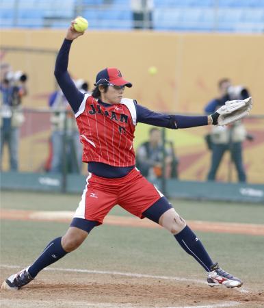 　決勝の台湾戦で力投する上野＝仁川（共同）