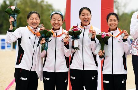 　女子団体の表彰式で、銀メダルを掲げ笑顔の（左から）島津、黒須、伊谷、山中＝仁川（共同）