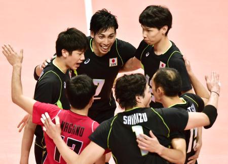 　日本-韓国　第４セット、ポイントを奪い喜ぶ越川（奥中央）ら＝安山（共同）