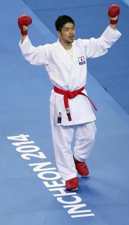 　男子組手６７キロ級で金メダルを獲得して喜ぶ篠原浩人＝仁川（ＡＰ＝共同）