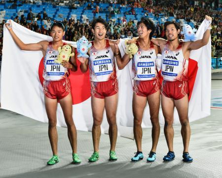 　男子１６００メートルリレーで金メダルを獲得し、笑顔で日の丸を掲げる（左から）加藤、飯塚、藤光、金丸＝仁川（共同）