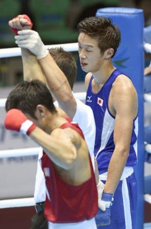 　男子ライト級準決勝でモンゴル選手（手前）に判定負けし、銅メダルとなった清水聡（共同）
