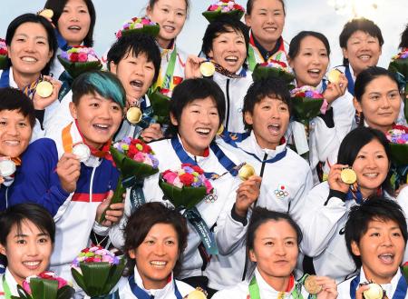 　中国、台湾の選手たちと、笑顔で記念写真に納まる上野由岐子（中央）
