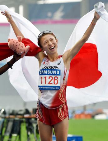 　女子マラソンで２位になり、笑顔で声援に応える木崎良子（共同）