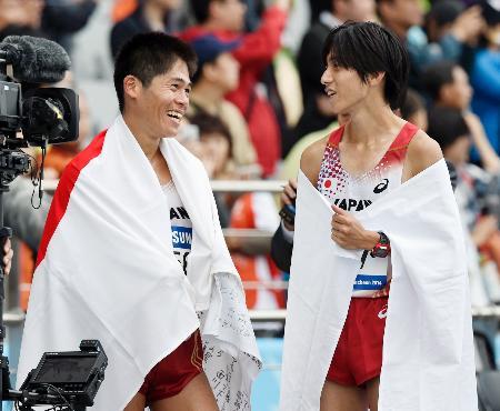 　男子マラソンのレースを終え、笑顔で話す２位の松村康平（右）と３位川内優輝＝仁川（共同）