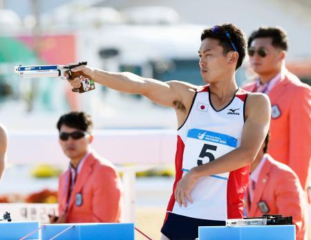 　男子個人で銅メダルを獲得した岩元勝平の射撃＝仁川（共同）