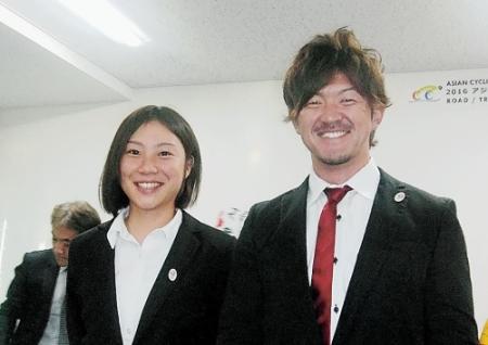 記者会見に臨んだ坂口聖香（左）と中川誠一郎