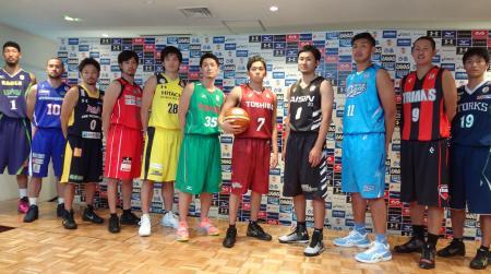 　バスケットボール男子のＮＢＬの開幕に向けた記者会見に臨む各チームの主将ら。左から７人目は東芝神奈川の篠山＝３日午後、東京都品川区