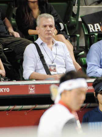 　錦織圭の試合を観戦するサッカー日本代表のアギーレ監督