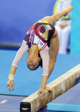 　女子予選　寺本明日香の平均台＝南寧（共同）