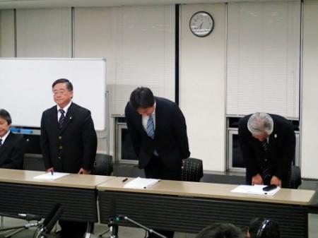 　冨田の処分案を決定した日本水泳連盟の鈴木会長（中央）ら