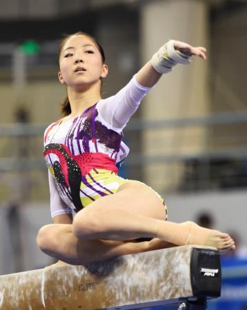 　女子団体総合決勝　寺本明日香の平均台＝南寧（共同）