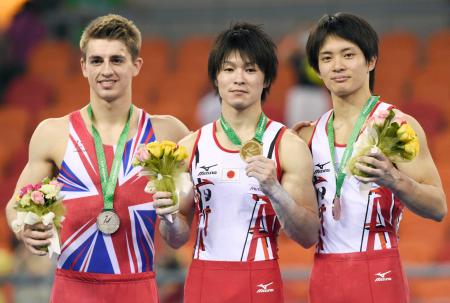 　金メダルを手にする内村航平（中央）と銅メダルの田中佑典。左はマックス・ウィットロック（共同）
