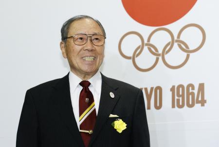 　１９６４年東京五輪の開幕から５０年、記念祝賀会に出席した体操の小野喬さん＝１０日午後、東京都内のホテル